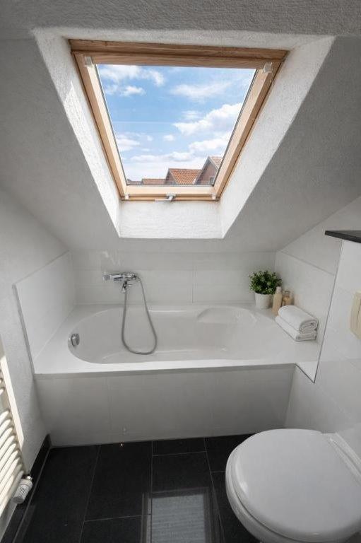 Bad mit Toilette und Badewanne in Apartment 17