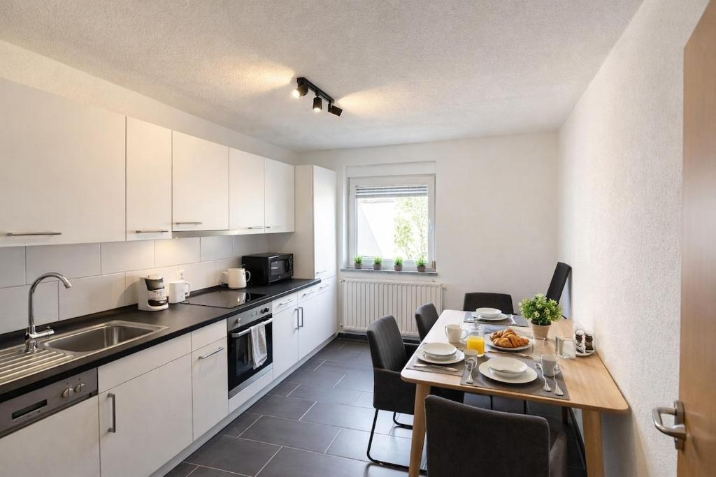 Küche mit Esstisch in Apartment 17