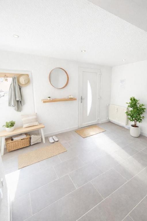 Heller Eingangsbereich mit Tür in Apartment 17