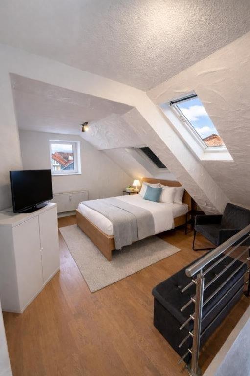 Master-Schlafzimmer mit TV in Apartment 17