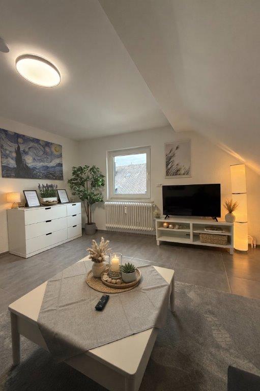 Wohnzimmer mit TV in Apartment 51