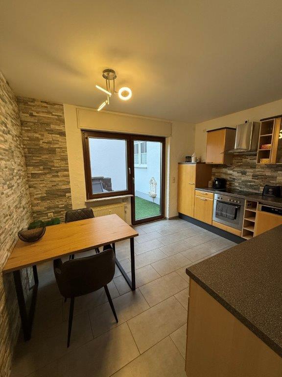 Küche mit Esstisch in Apartment 61