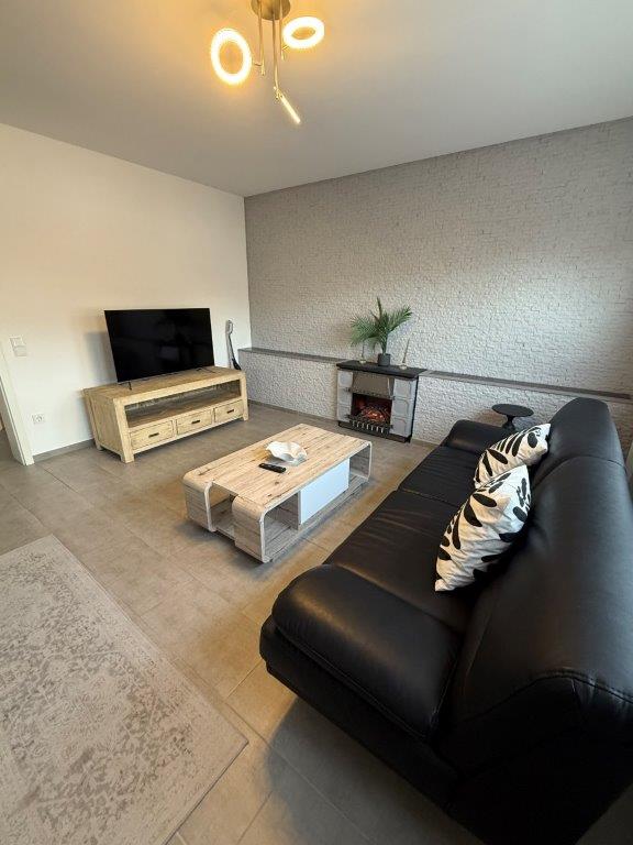Wohnzimmer mit TV und Couch in Apartment 61