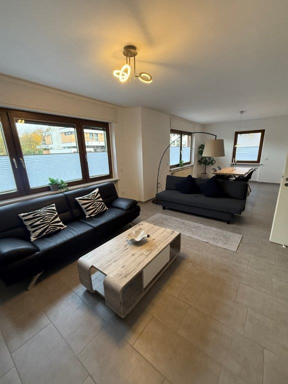Wohnzimmer mit Couch in Apartment 61